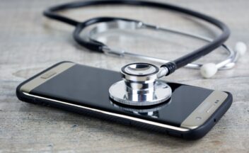 Smartphone met stethoscoop symboliseert digitale zorgbegeleiding