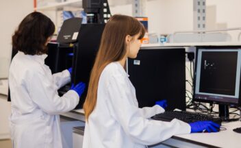Onderzoekers werken met zorgdata op de computer - real-world data en dure geneesmiddelen
