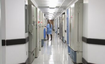 Zorgverlener loopt door ziekenhuisgang - wachttijden, verwijsdatum en capaciteitsmanagement