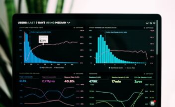 Data-analyse met grafieken op een laptopscherm - datakwaliteit en zorgregistratie
