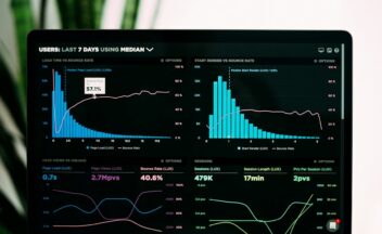 Data-analyse met grafieken op een laptopscherm - datakwaliteit en zorgregistratie